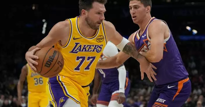 Royce O’Neale hits last-second 3 to lift short-handed Suns over Lakers, 113-110