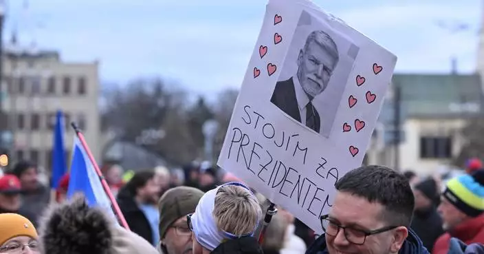 Thousands of Czechs rally in support of President Pavel in his dispute with foreign minister