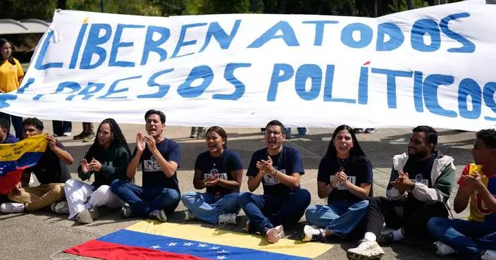 Families of Venezuelans detained for political activism demand their release outside infamous prison