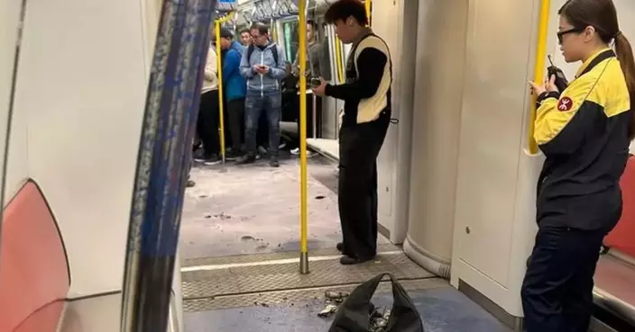 A Portable Charger Suddenly Exploded and Emitted Smoke in a MTR Carriage at Tsuen Wan West Station