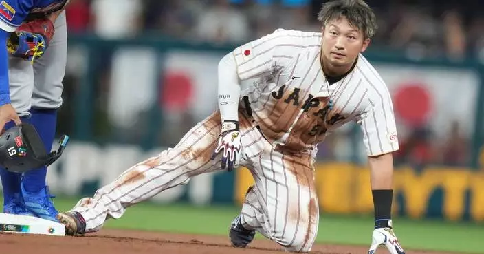 Japan's Seiya Suzuki leaves WBC quarterfinal after appearing to hurt leg on slide