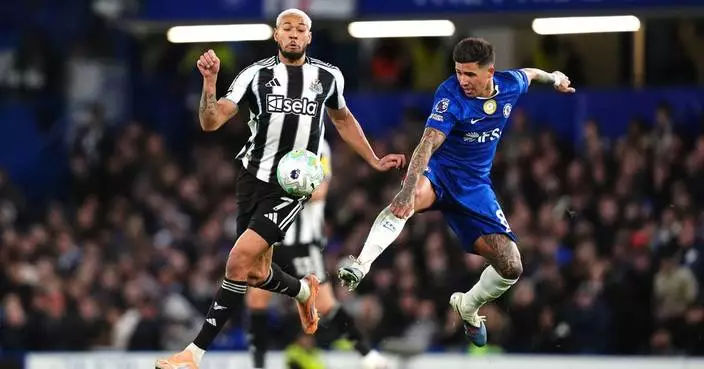 Referee finds himself in middle of Chelsea’s pre-match huddle in Premier League