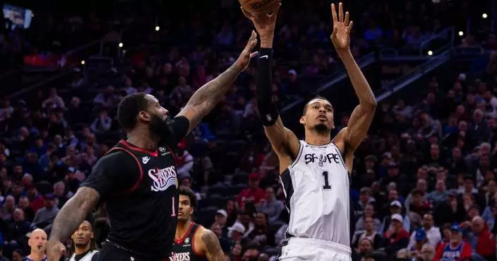 Harper scores 22, Spurs rebound from 1st loss in 12 games to romp past 76ers 131-91