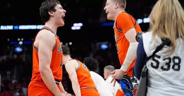 Illinois clamps down on Houston for a 65-55 March Madness win to reach Elite Eight