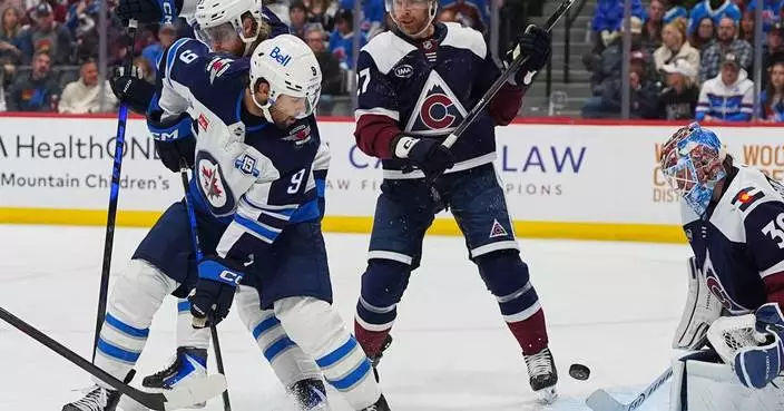 Perfetti’s late goal lifts Jets over Avs, 4-2
