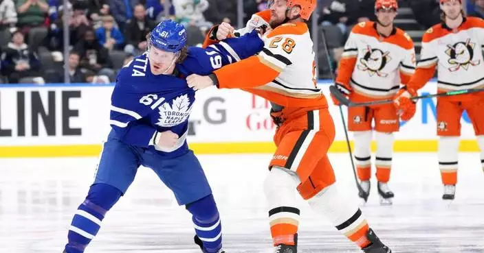 Maple Leafs beat Ducks 6-4 to end 8-game slide. Matthews injured on knee-on-knee hit