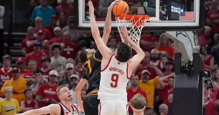 Nebraska’s Fred Hoiberg takes blame for having 4 players on floor, leading to critical Iowa bucket