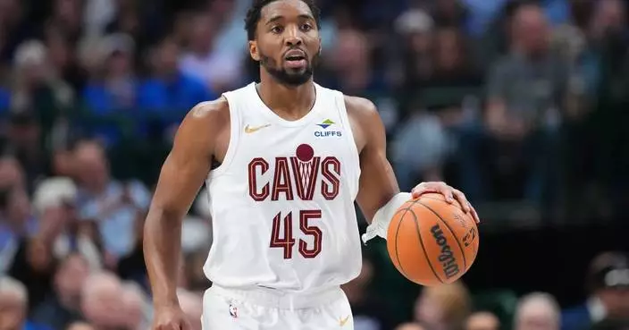 Evan Mobley scores 29 points and the Cavaliers rout the Mavericks 138-105