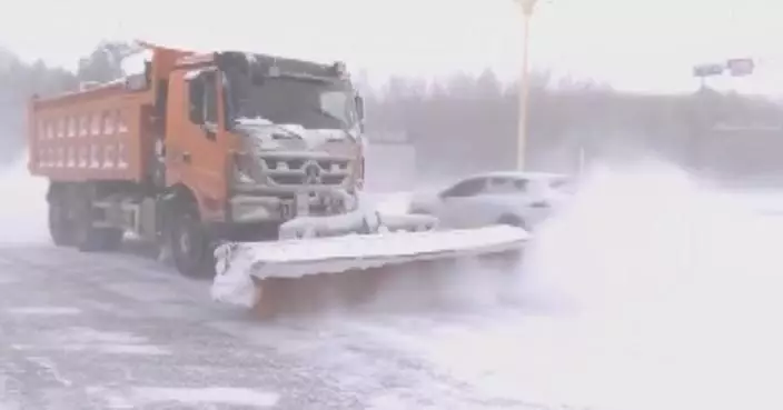 Heavy snow blankets parts of Xinjiang