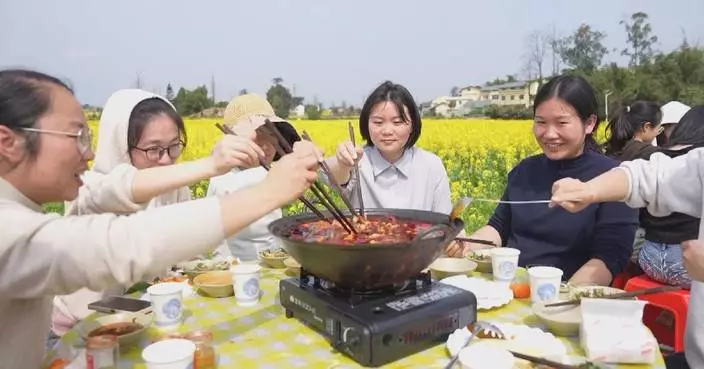 Farmers hold hot pot feast in flowery field, gaining from creative rural tourism
