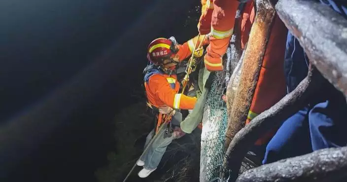 Tourist rescued after accidental cliff fall in east China’s Jiangxi