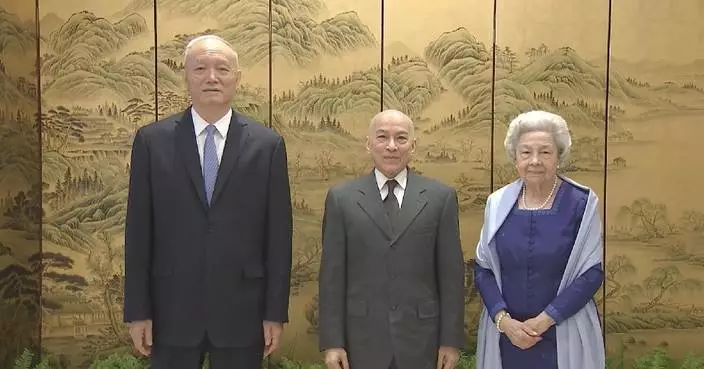 Senior CPC official meets Cambodian King, Queen Mother