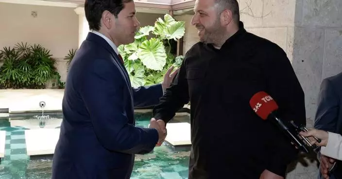 Russian strike on Zaporizhzhia kills 2 as Ukraine seeks to move forward peace talks