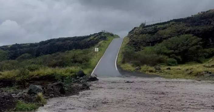 Snow and wind batter parts of US, with threat of thunderstorms and tornadoes starting later Sunday