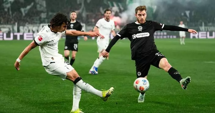 Stöger celebrates landmark appearance with superb free kick as Gladbach beats St Pauli
