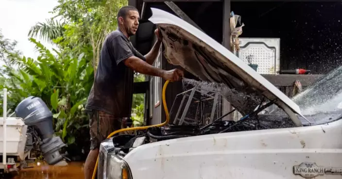 Historic Hawaii floods leave 2,000 people without power