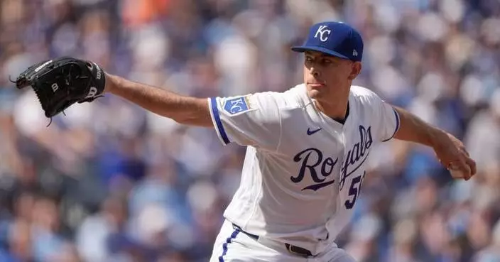 Royals use rare long ball to defeat the Twins 3-1