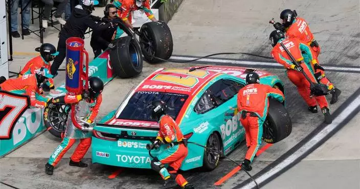 Chase Elliott beats Denny Hamlin at Martinsville Speedway for 1st NASCAR win of season