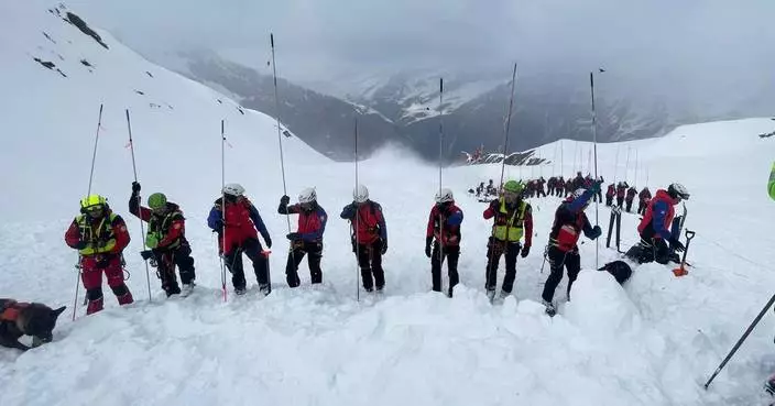 A deadly South Tyrol avalanche kills 2 skiers, trapping 25 near the Austria border