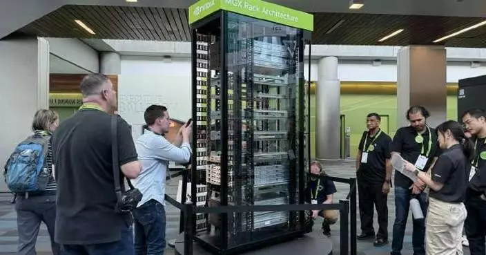 GTC 2026 Live: This “Breathing” Glass Rack Reveals the Physical Form of Next-Gen AI Compute as an Intelligent Lifeform