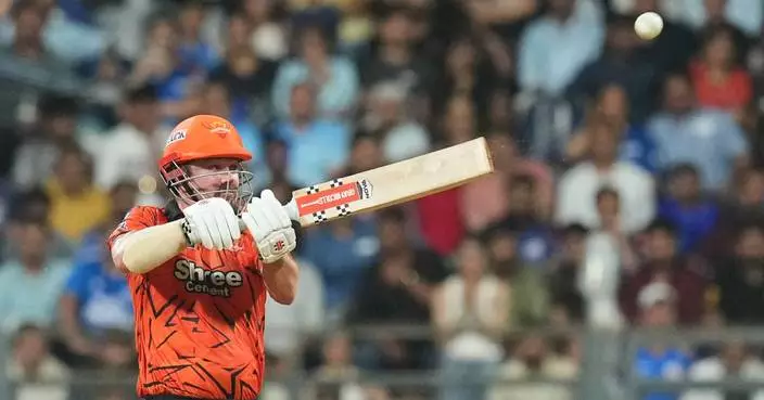 Hyderabad cruises to a 6-wicket win over Mumbai in Indian Premier League