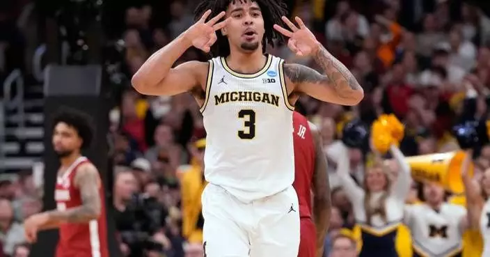 Michigan’s Elliot Cadeau gets medical attention for possible allergic reaction before Final Four