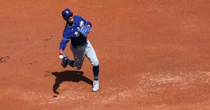 Mookie Betts leaves the game in the 1st inning for the Dodgers with right lower back pain
