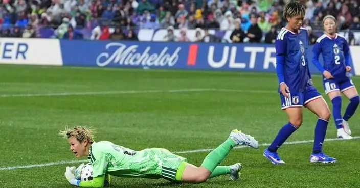 USWNT gets a sneak peek at the grass installed at Lumen for the World Cup