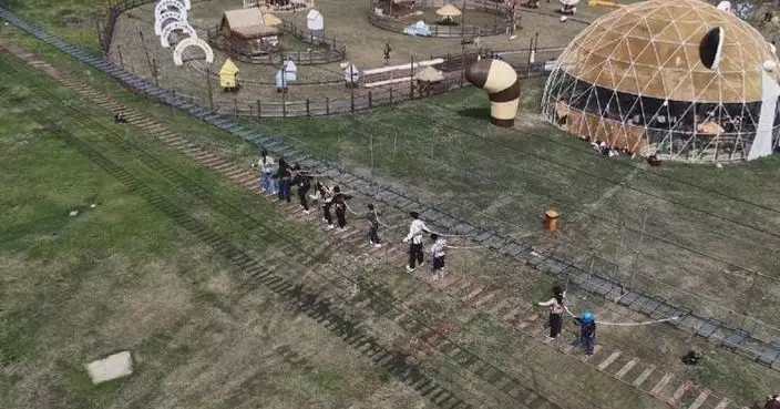 Spring break coincides with Qingming holiday, fueling tourism boom across China