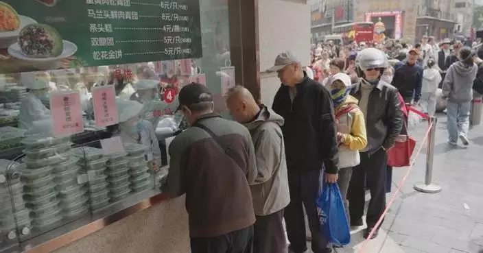 Locals, tourists swarm Shanghai pastry shops ahead of Qingming Festival