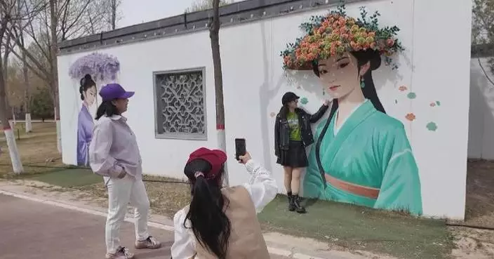 Spring flowers burst into bloom in Ningxia, Gansu, luring visitors outdoors