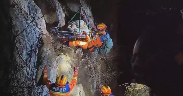 Two stranded climbers rescued from Yunnan’s mountain cliff after six-hour efforts