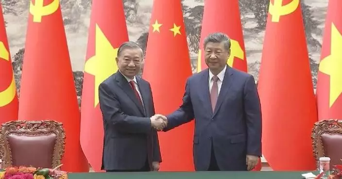 Chinese, Vietnamese top leaders hold talks on advancing wide-ranging cooperation