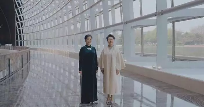 Peng Liyuan, Vietnam’s first lady visit China’s national center for performing arts
