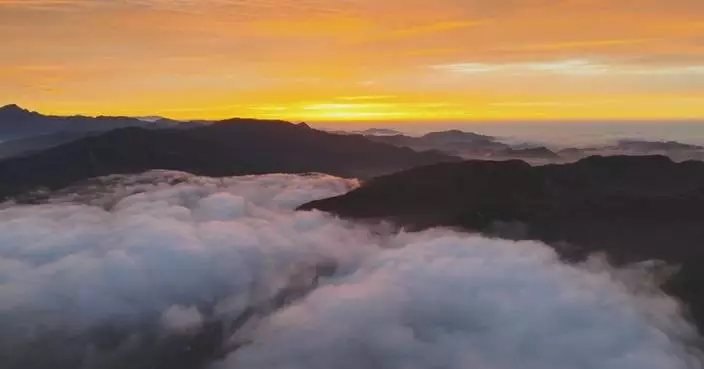Rolling clouds over mountains form living painting in Anhui