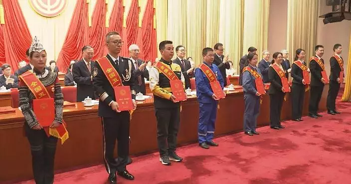 China honors outstanding workers ahead of Labor Day
