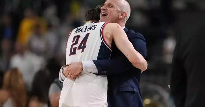 UConn reaches 3rd national title game in 4 seasons, beating Illinois 71-62 behind Mullins and Reed