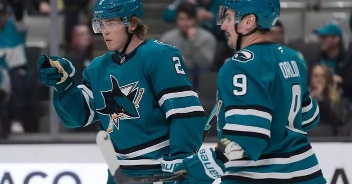 Will Smith scores to lead Sharks past Blackhawks 3-2