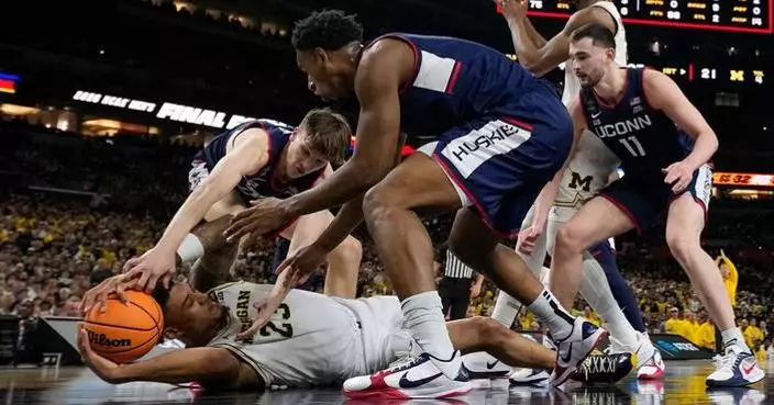 NCAA tourney star Braylon Mullins decides to chase national title at UConn instead of heading to NBA