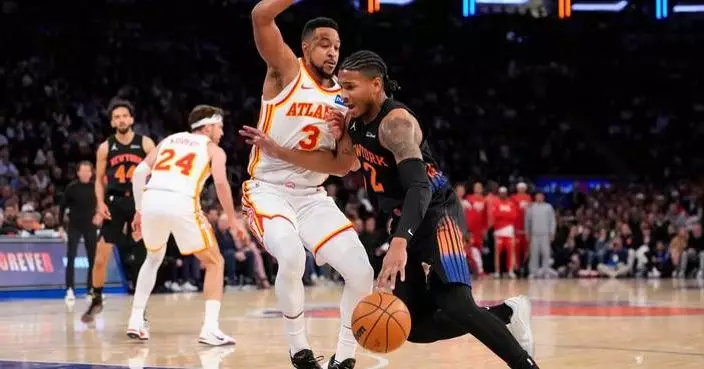 CJ McCollum leads a late rally as the Hawks stun the Knicks 107-106 to tie their series at 1-1