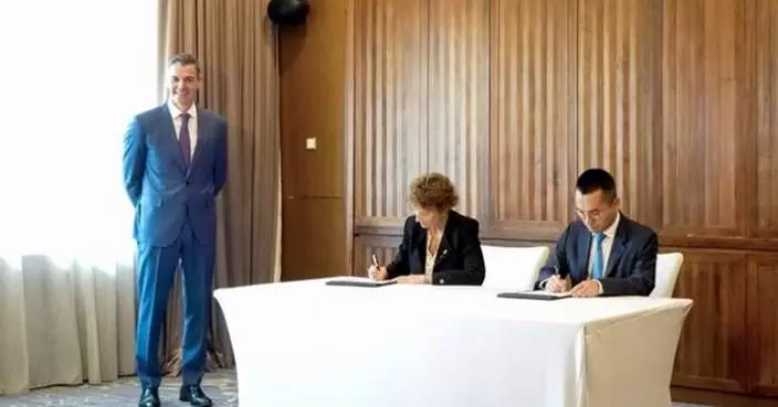 Navarre and Hithium sign the investment commitment for their battery plant in a ceremony together with President Sánchez