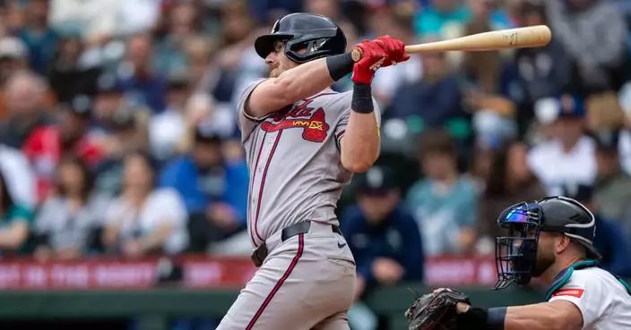 Braves place Sean Murphy on IL with fractured finger; sign Sandy León
