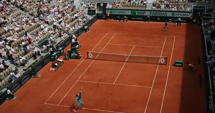 Marta Kostyuk extends clay winning streak to 15 matches to reach fourth round at French Open