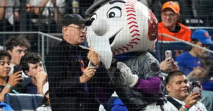 Weaver escapes bases-loaded jam against former team, Mets beat Yankees 6-3 to even Subway Series