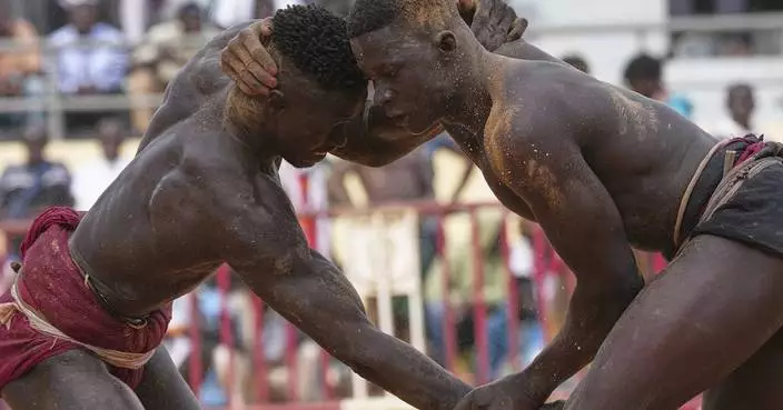 In Senegal’s wrestling arenas, rituals share the spotlight with the fight, in photos