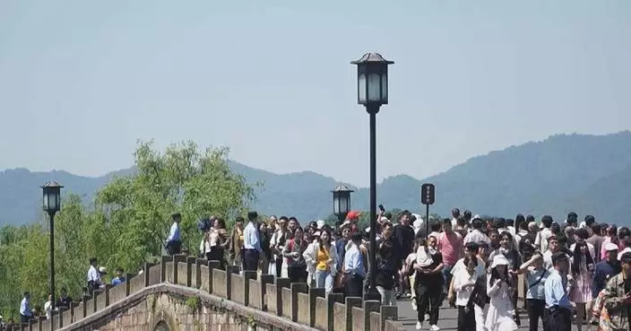 Tourist destinations across China see surge in visitors during May Day holiday