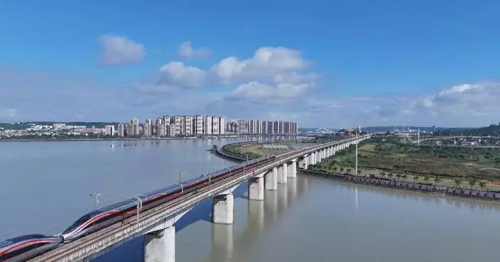 Short-, medium-distance trips drive 2nd day of China's May Day travel surge