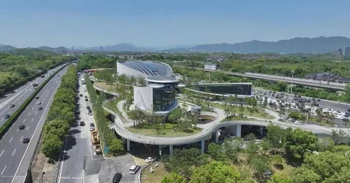Highway service area in Zhejiang becomes hotspot during May Day holiday