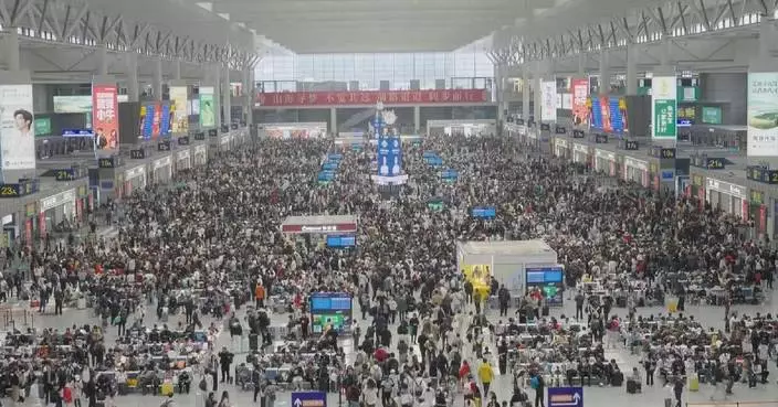 China's railways handle record passenger trips on 1st day of May Day holiday