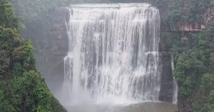 Magnificent waterfall in Guizhou draws holidaymakers